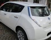 Bílé auto Nissan Leaf EV